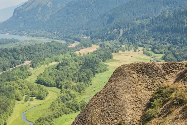 Hikers on a Mountain overlooking Columbia River Gorge — Stock Photo, Image