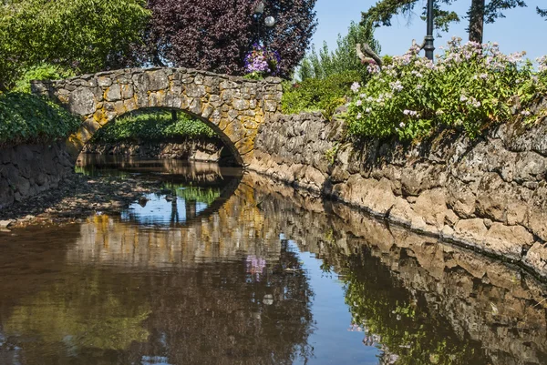 Puente de piedra sobre Canal —  Fotos de Stock