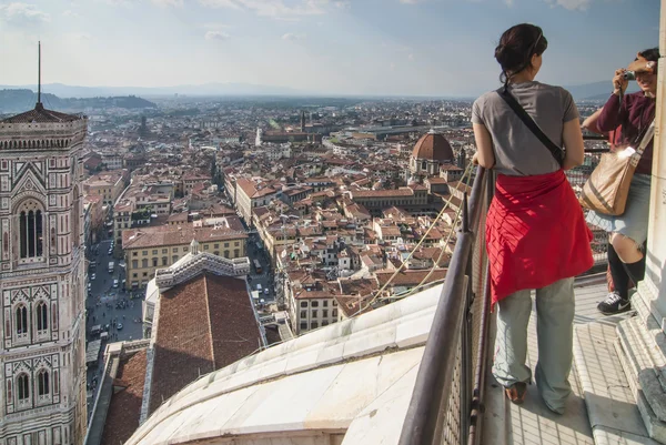 Turistas en la parte superior del Duomo en Florencia — Foto de Stock