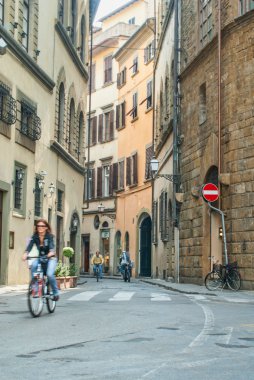 commuters Floransa İtalya'nın dar sokaklarında