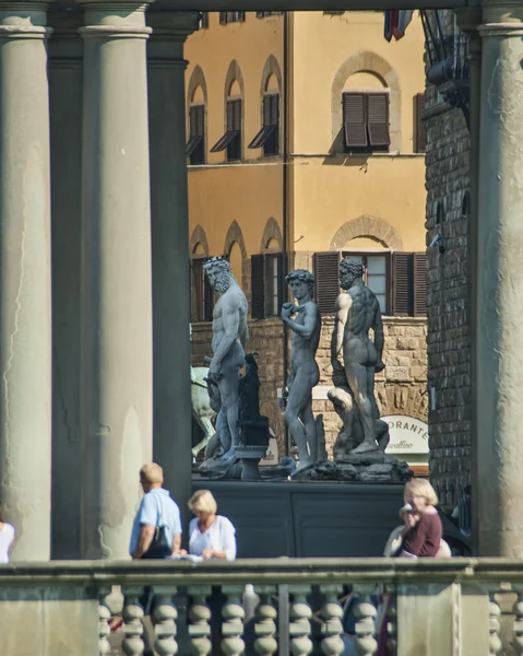 Estatuas que parecen estar observando peatones —  Fotos de Stock
