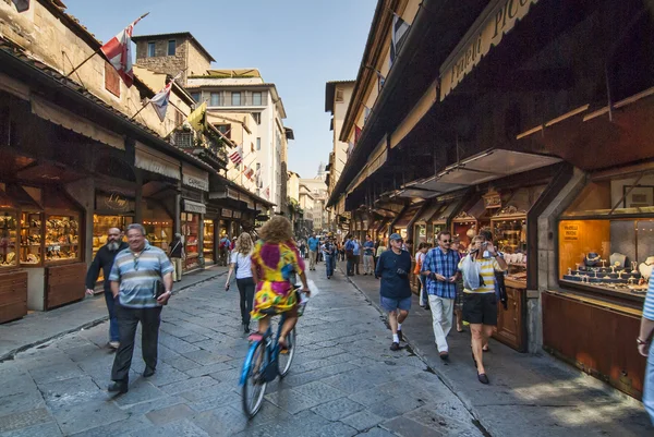 Rowerzysta na ponte vecchio — Zdjęcie stockowe