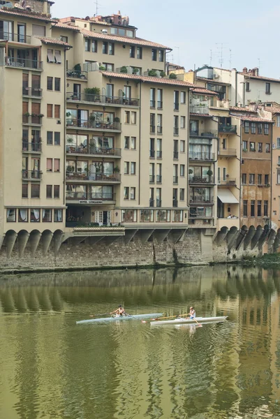 Roeien op de rivier arno in florence — Stockfoto