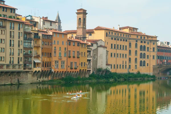 Ćwiczenia na rzeki arno we Florencji — Zdjęcie stockowe