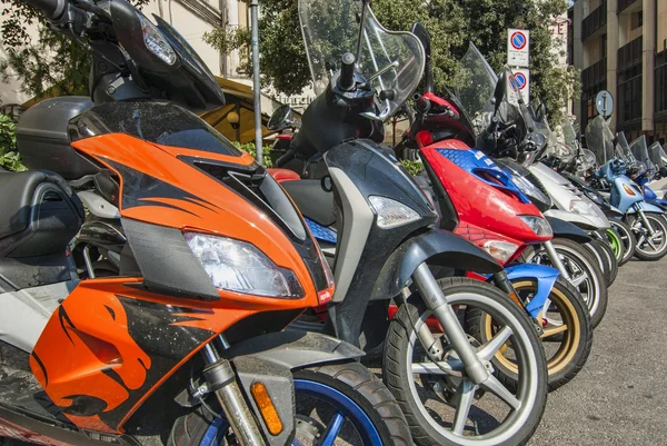 Motocykl i skuter parkingu w Florencja Włochy — Zdjęcie stockowe