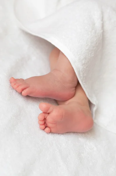 Детские ножки в белом полотенце — стоковое фото
