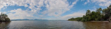 Yaz aylarında chiemsee Gölü. Bavyera, Almanya. Panorama.