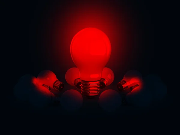 Bombilla de luz brillante roja en la oscuridad — Foto de Stock