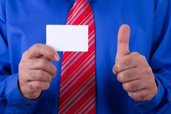 Empresário mostrando cartão de visita e sinal de aprovação — Fotografia de Stock
