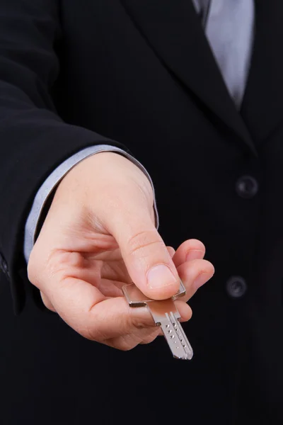 Femme d'affaires étend la clé de la maison — Photo