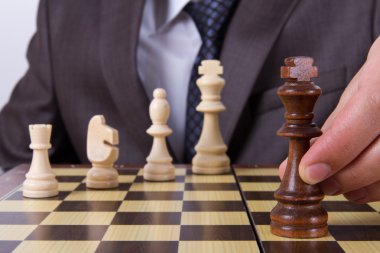 Satranç taşını tutan işadamı