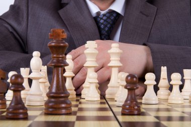 Satranç oynarken düşünerek işadamı