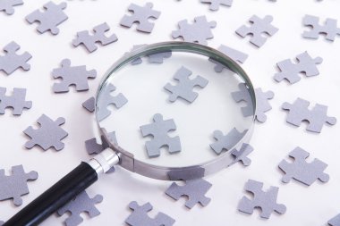 puzzle parçaları üzerinde büyüteç