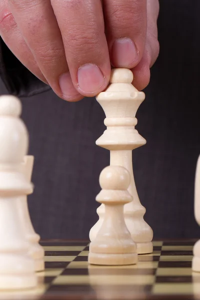 Geschäftsmann spielt Schach — Stockfoto