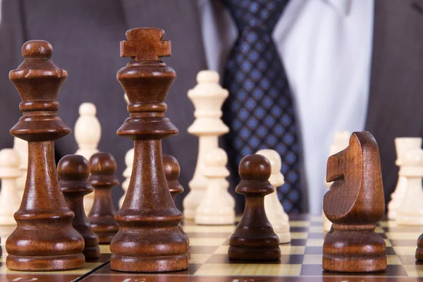 Geschäftsmann spielt Schach — Stockfoto