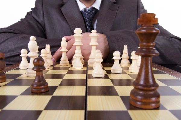 Бизнесмен думает во время игры в шахматы — стоковое фото