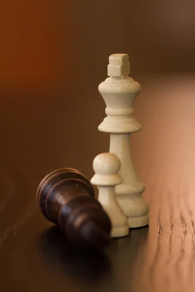 King and Pawn Defeats Opponent — Stock Photo, Image