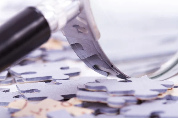 CLose Up Magnifying Glass and Puzzle Pieces — Stock Photo, Image