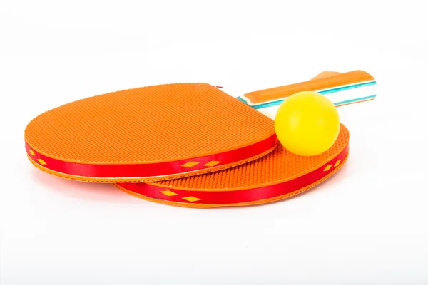 Table tennisrackets en bal — Stockfoto