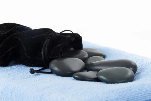 Piedras de masaje con estuche y toalla — Foto de Stock