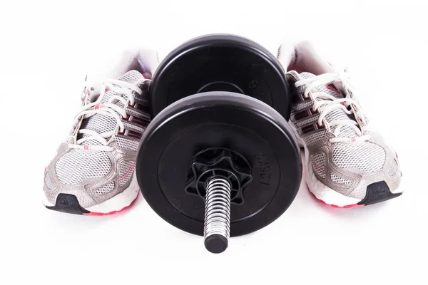 Zwarte sportschool barbell en sport schoenen — Stockfoto