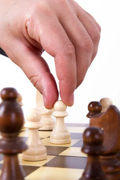 Zakenman speelt schaakspel Stockfoto