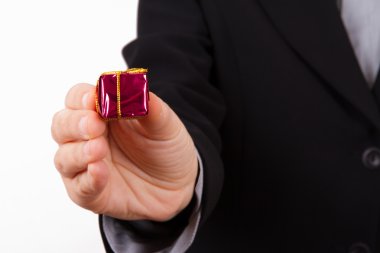 iş kadını kırmızı hediye kutusu kadar uzanır.