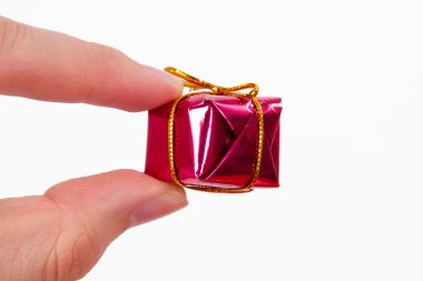 küçük hediye tutan parmak