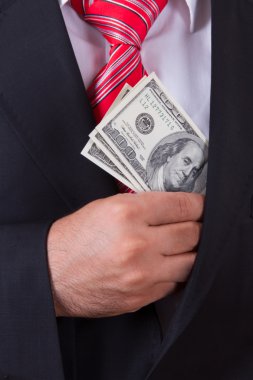 adam parayı cebine koyarak