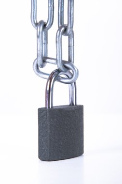 metal zincir ve güvenlik kilidi