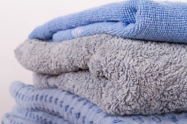 Mavi banyo havluları