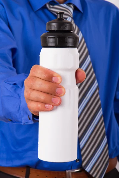 Бизнесмен показывает бутылку спортивной воды — стоковое фото