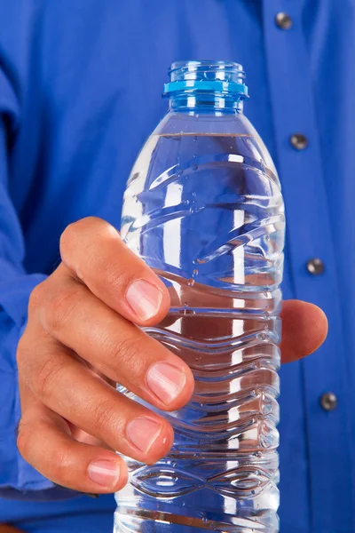 Uomo d'affari che mostra bottiglia d'acqua — Foto Stock