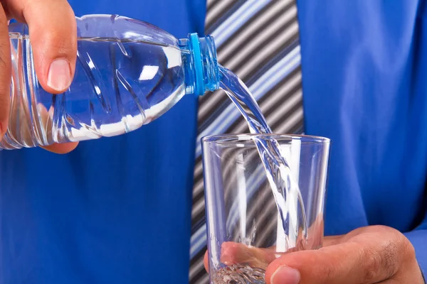 Bouteille d'eau et verre avec homme d'affaires — Photo