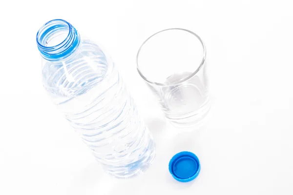 Wasserflasche und Glas — Stockfoto