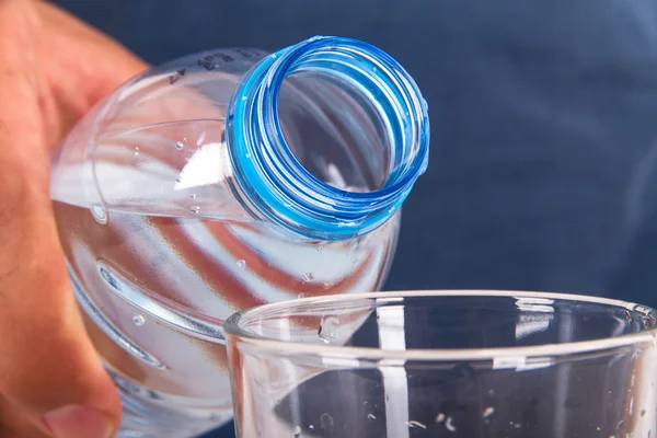 Bottiglia d'acqua e vetro — Foto Stock