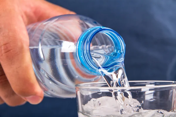 Bouteille d'eau et verre — Photo