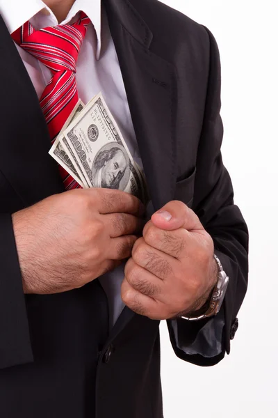 Человек кладет деньги в карман — стоковое фото