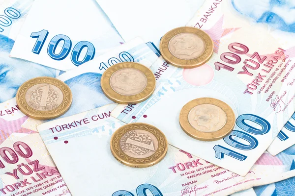 Банкноты и монеты турецкой лиры — стоковое фото