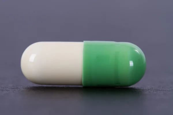 녹색과 흰색 의료 캡슐 — 스톡 사진