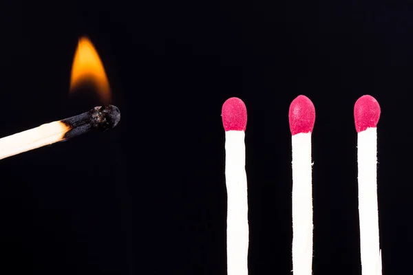 Brennendes Streichholz und roter Kopf — Stockfoto