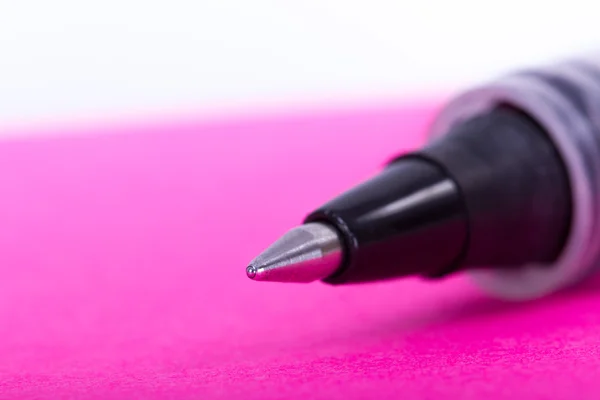 Zwarte pen op roze Zelfklevende Noot — Stockfoto