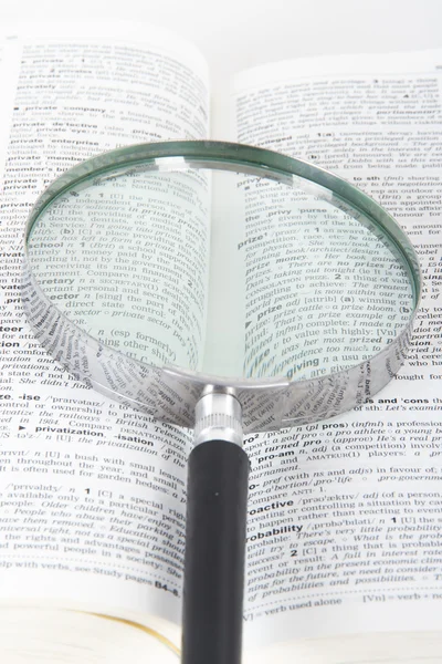 Verre grossissant et dictionnaire — Photo