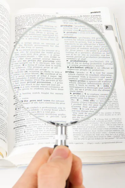 Verre grossissant et dictionnaire — Photo