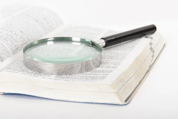 Verre grossissant et dictionnaire — Photo