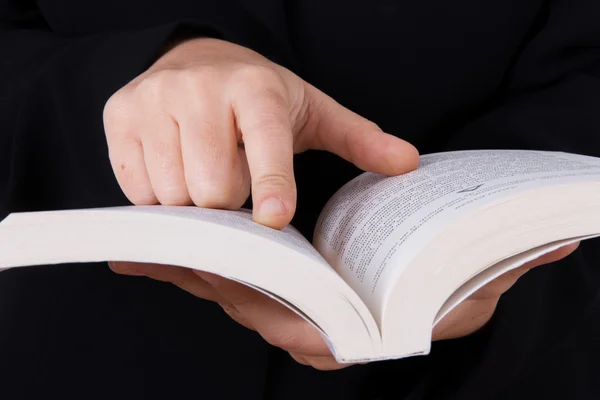 Mujer de negocios leyendo libro — Foto de Stock