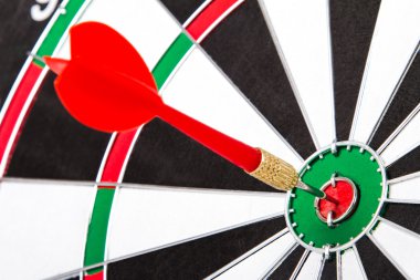 dart tahtası ortasında kırmızı ok