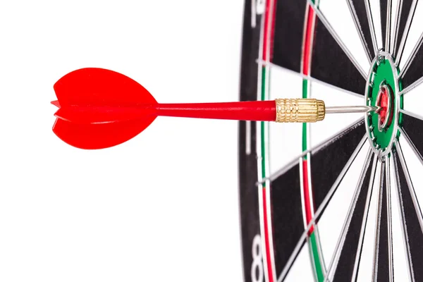 Rode pijl in het midden van dartboard — Stockfoto