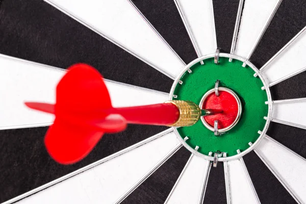 Rode pijl in het midden van dartboard — Stockfoto