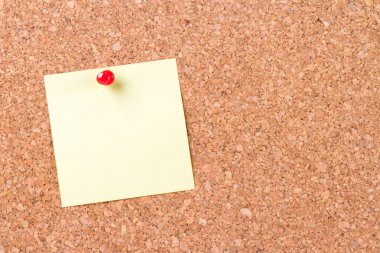 Cork board üzerinde pinned yapışkan sonrası